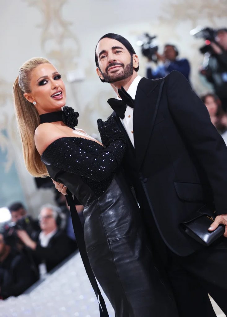 Paris Hilton và Marc Jacobs diện trang phục lộng lẫy trên thảm đỏ Met Gala