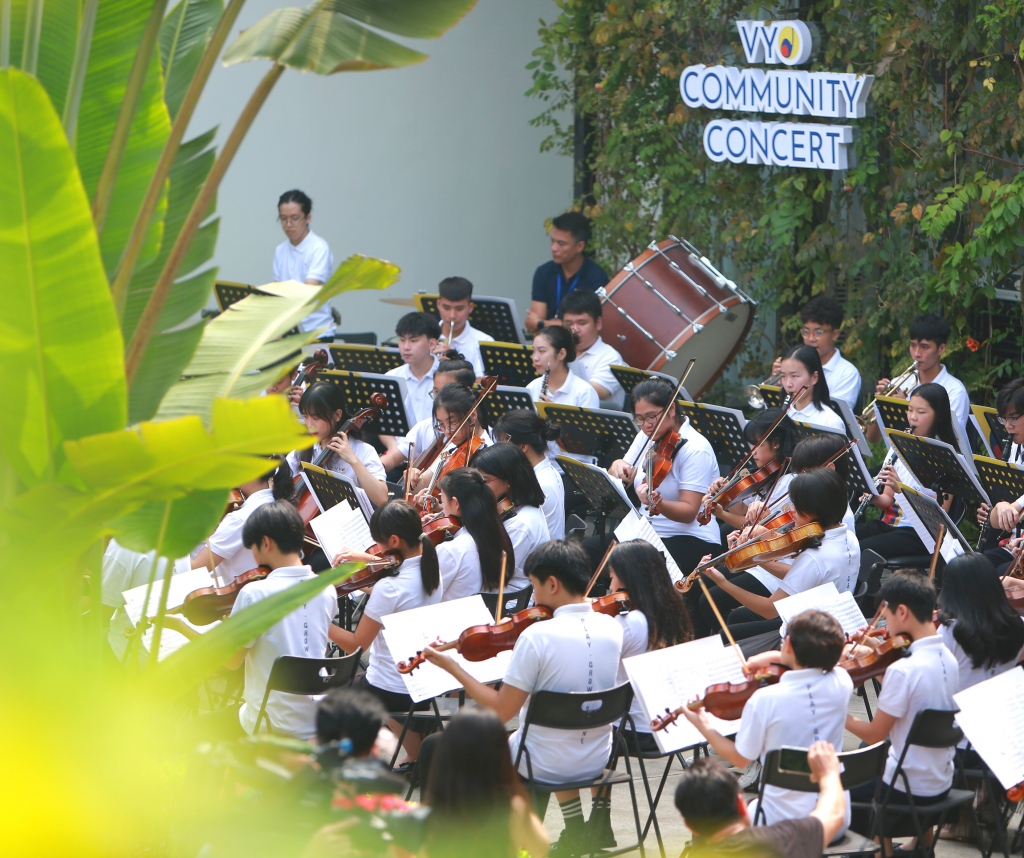 Ban nhạc học sinh biểu diễn trong hòa nhạc từ thiện ngoài trời