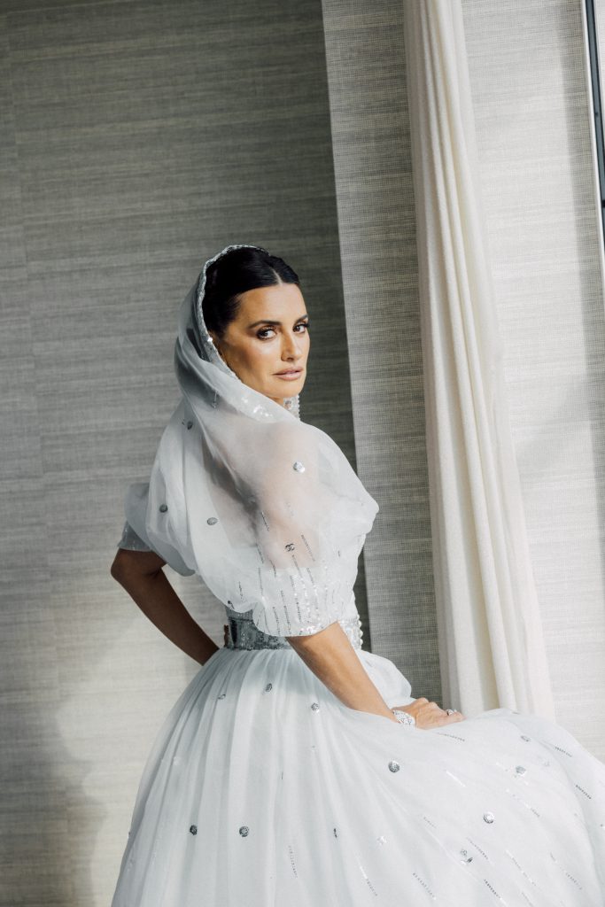 Người mẫu tóc vàng diện váy đen quyến rũ bên cửa sổ lớn