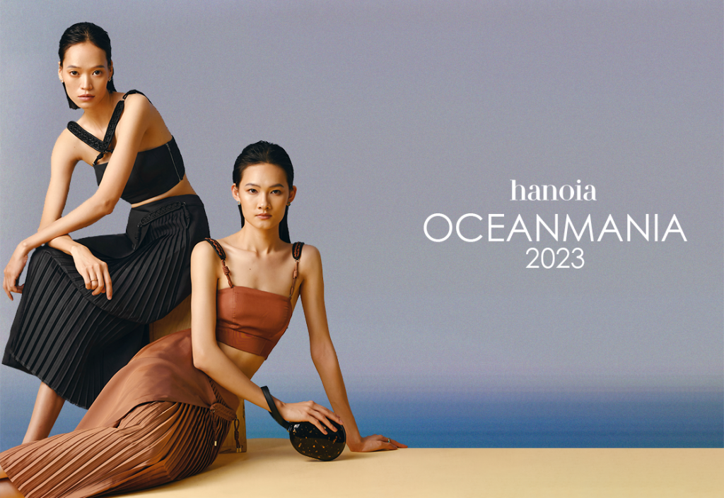 Hai người mẫu trình diễn trang phục và phụ kiện mới nhất từ bộ sưu tập Oceanmania 2023 của Hanoia