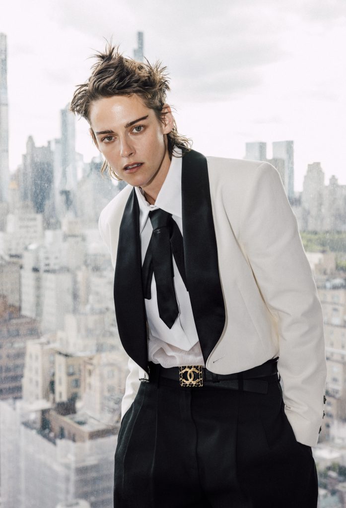 Người mẫu Kristen Stewart diện vest trắng đen thanh lịch nhìn ra thành phố New York