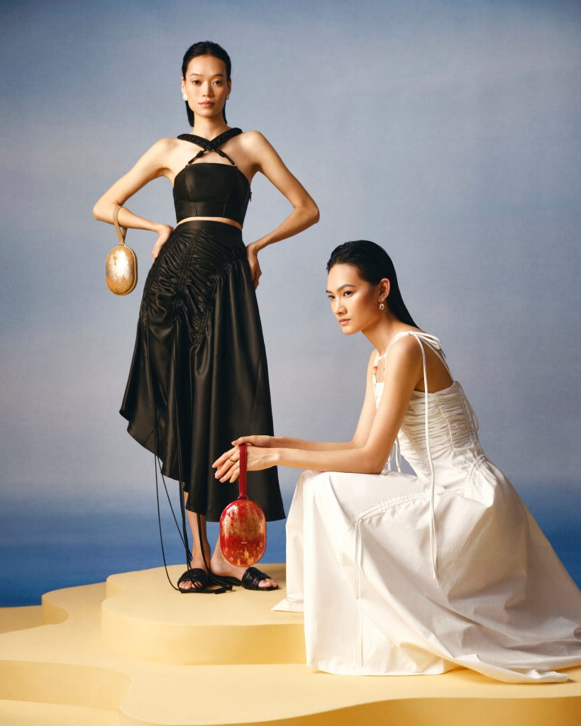 Hai người mẫu trình diễn trang phục và phụ kiện thời trang trong bộ sưu tập mới của Hanoia