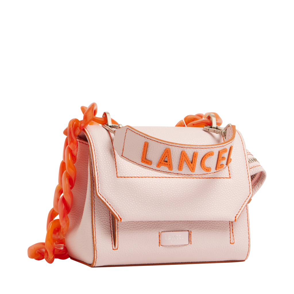 Túi xách Lancel màu hồng nhạt có dây đeo xích cam nổi bật và logo thương hiệu