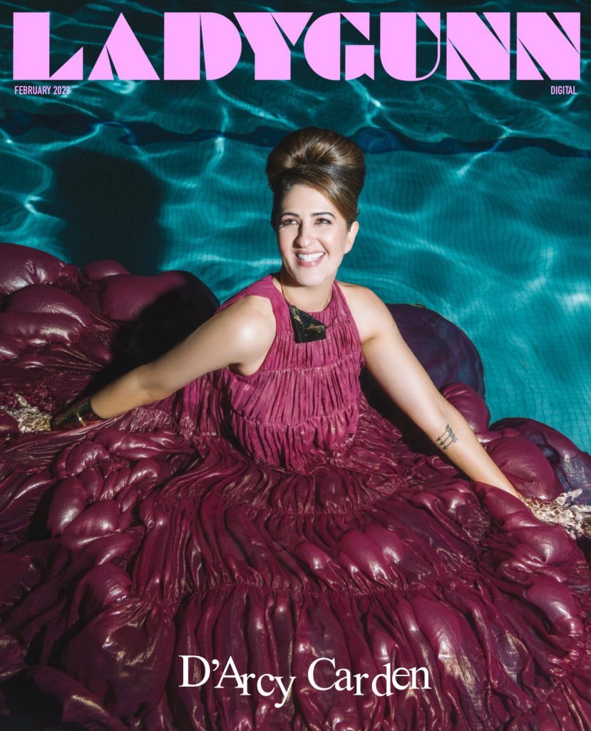 Người phụ nữ mặc váy tím nổi bật giữa làn nước xanh mát