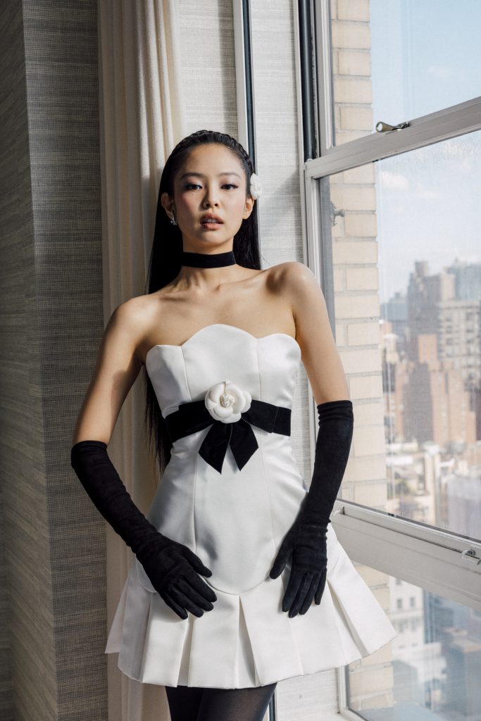 Jennie Kim diện váy trắng tinh tế cùng găng tay đen dài qua khuỷu tay