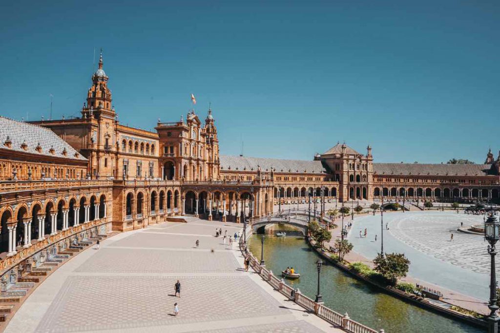 Quảng trường Plaza de España ở Seville với kiến trúc ấn tượng và kênh đào nhỏ