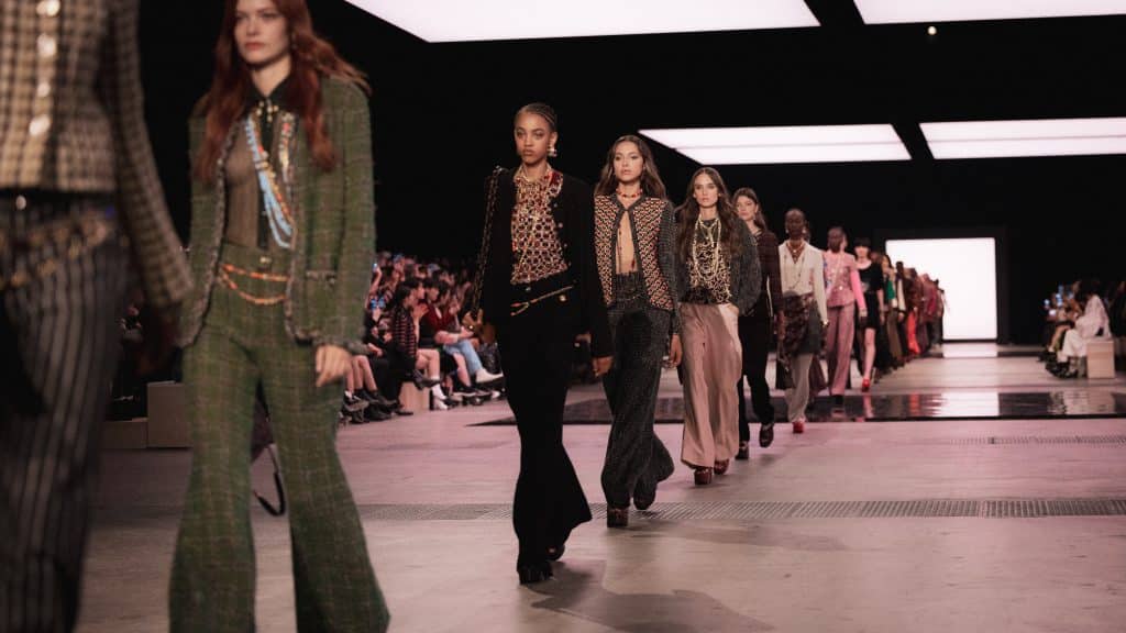 Người mẫu trình diễn trang phục lấy cảm hứng từ phong cách thập niên 70 trên sàn catwalk