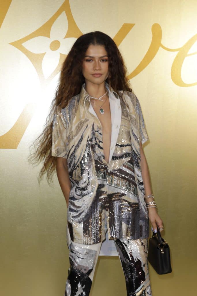 Zendaya mặc bộ trang phục lấp lánh và đeo trang sức tại sự kiện Louis Vuitton