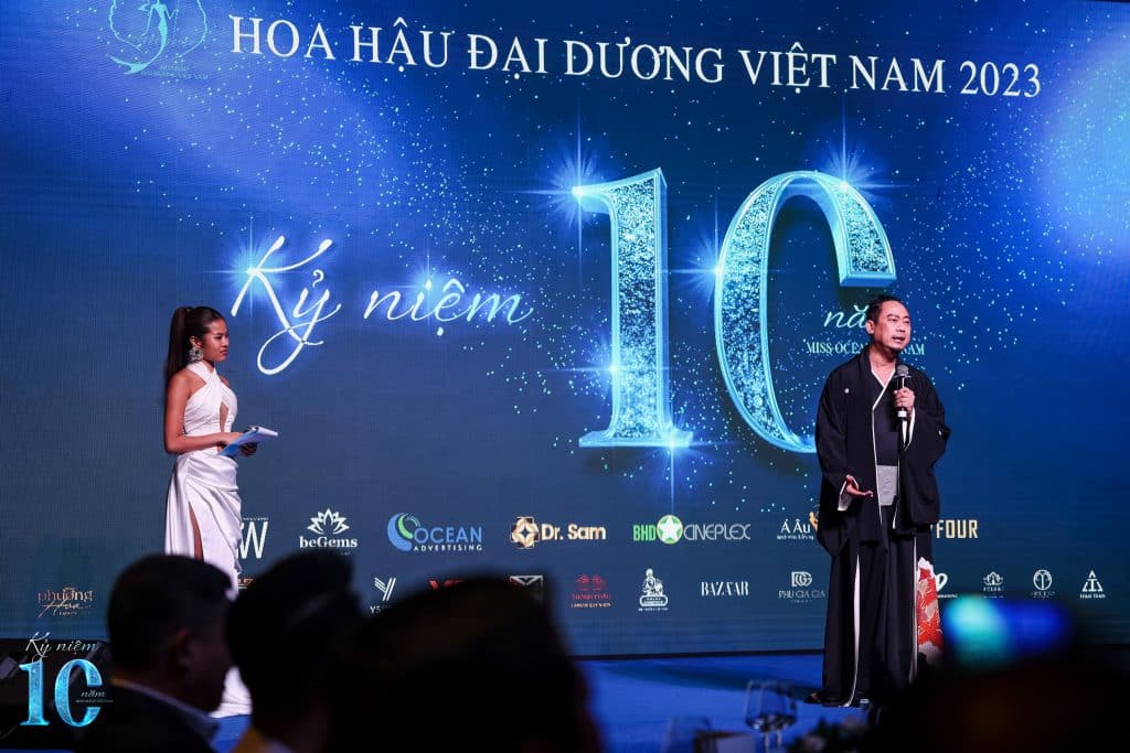 NTK Võ Việt Chung và người mẫu trên sân khấu kỷ niệm 10 năm Hoa hậu Đại dương Việt Nam