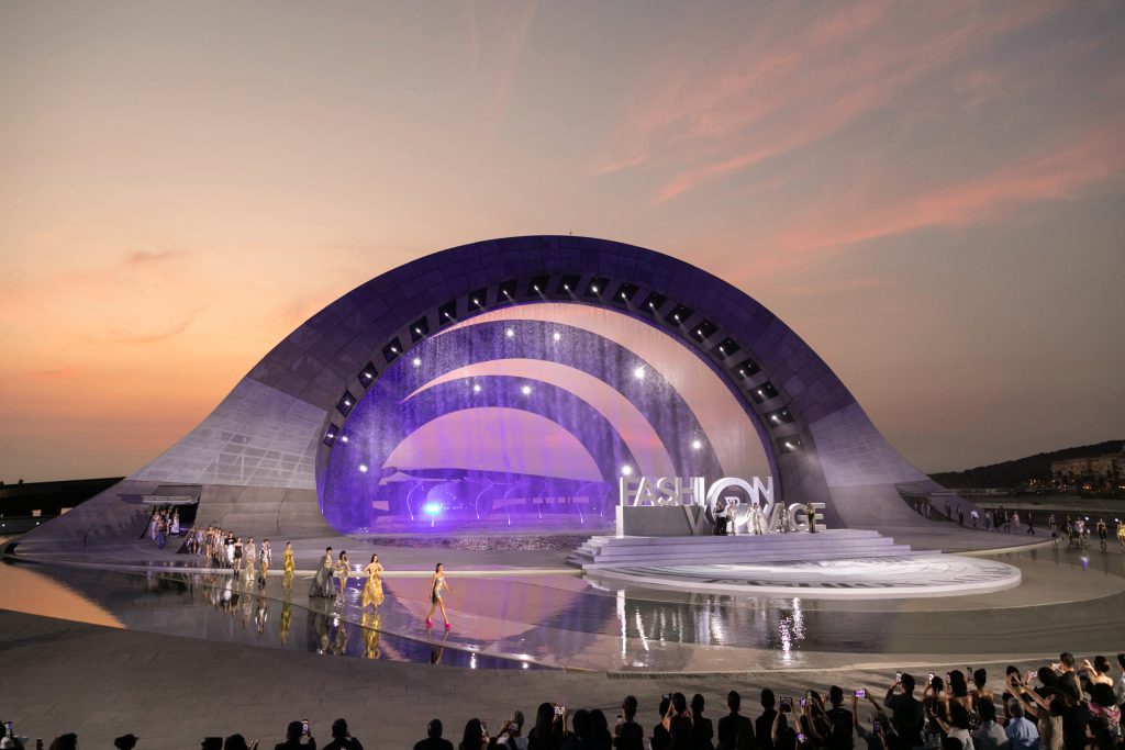 Người mẫu trình diễn thời trang trước kiến trúc độc đáo lúc hoàng hôn