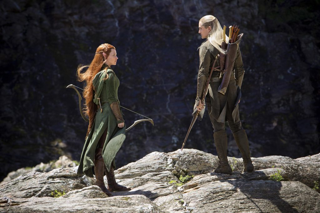 Tauriel và Legolas cầm cung đứng trên đá trong khung cảnh thiên nhiên hùng vĩ