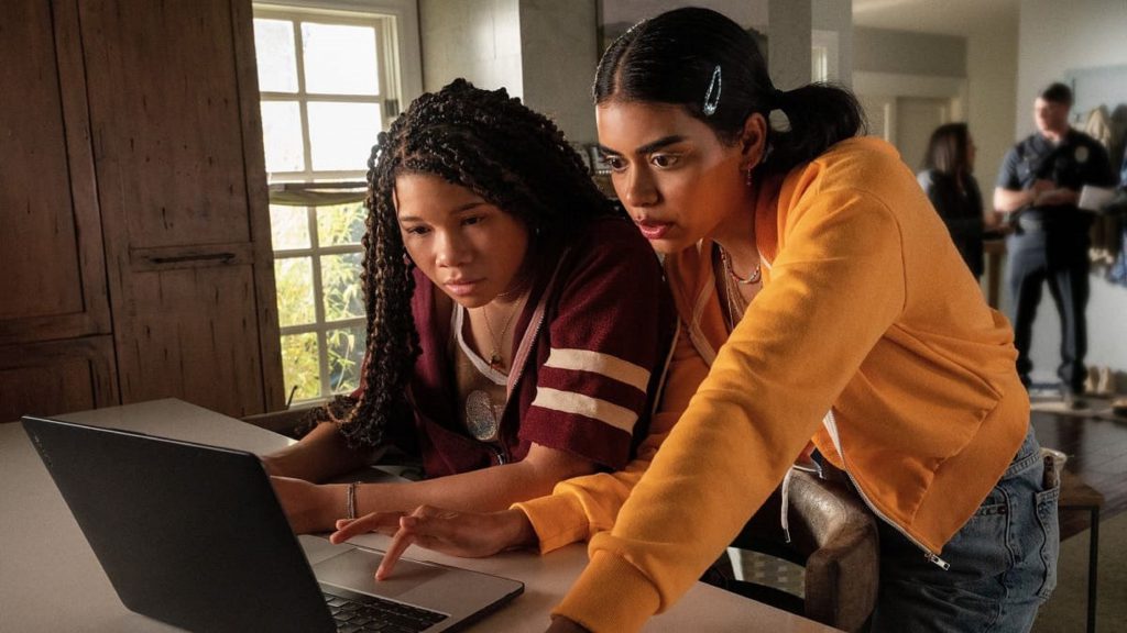 Hai cô gái trẻ cùng xem laptop với vẻ tập trung trong căn phòng sáng sủa