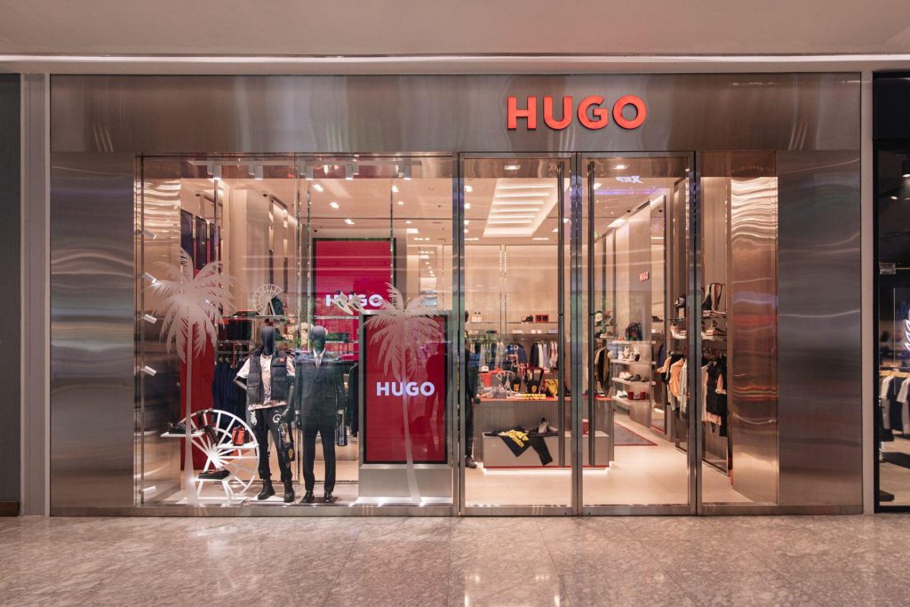 Mặt tiền cửa hàng HUGO với manơcanh và trang trí nổi bật bên trong