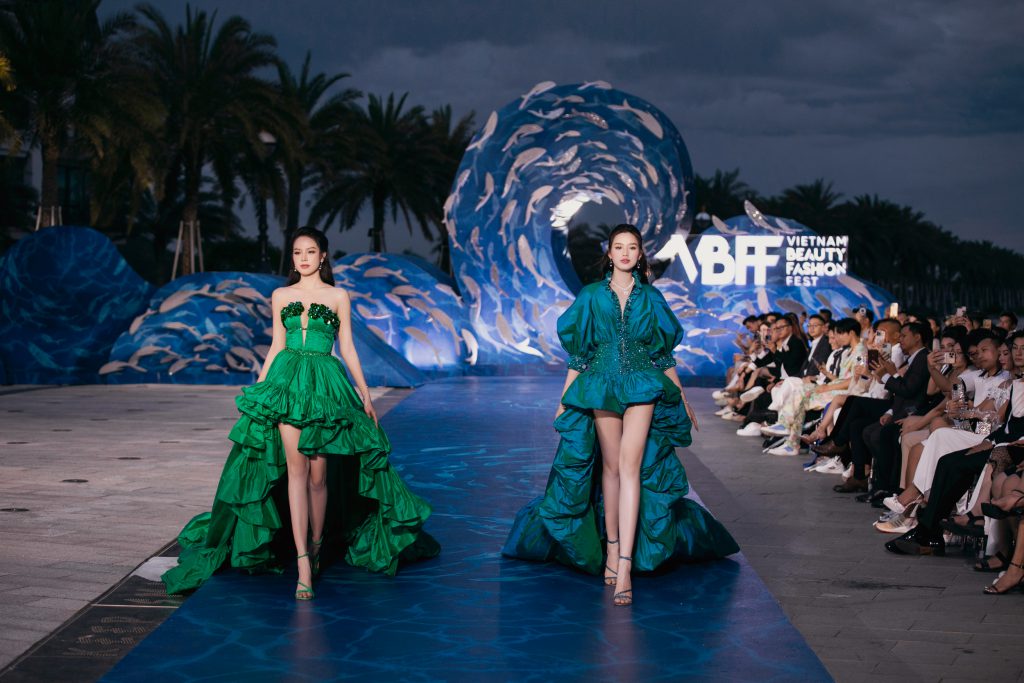 Hai người mẫu trình diễn trang phục xanh lục tại Vietnam Beauty Fashion Fest ở Quy Nhơn