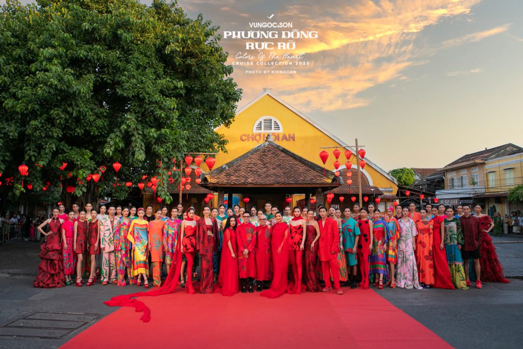 Người mẫu trình diễn bộ sưu tập Cruise 2023 của VUNGOC&SON trước chợ Cần Đước Hội An