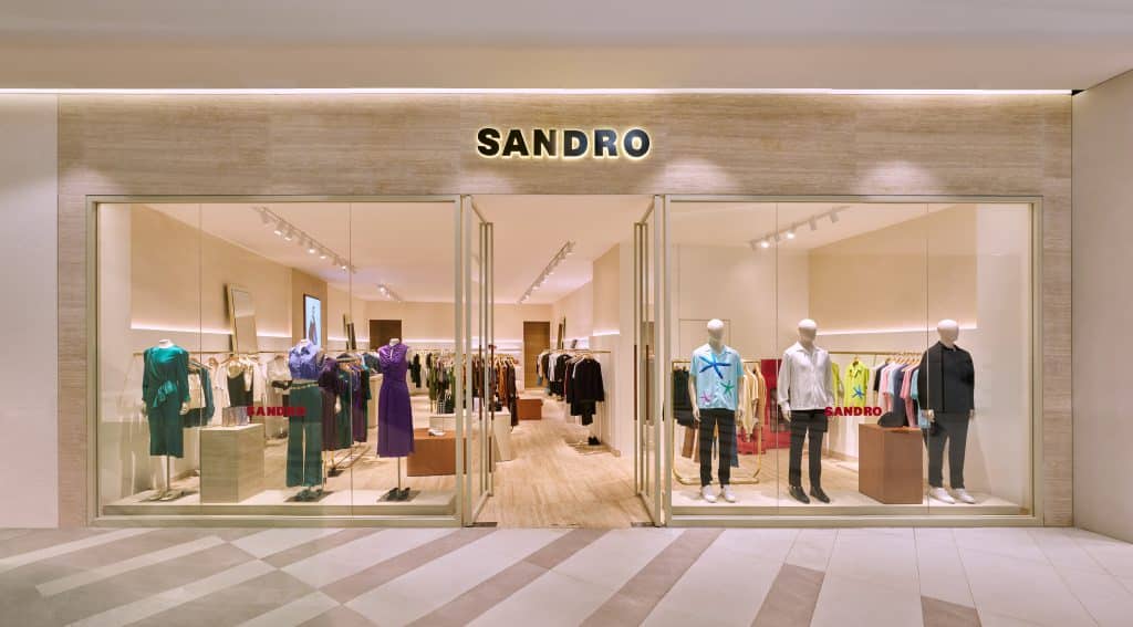 Cửa hàng Sandro tại trung tâm thương mại Lotte Mall West Lake trưng bày nhiều trang phục thời trang