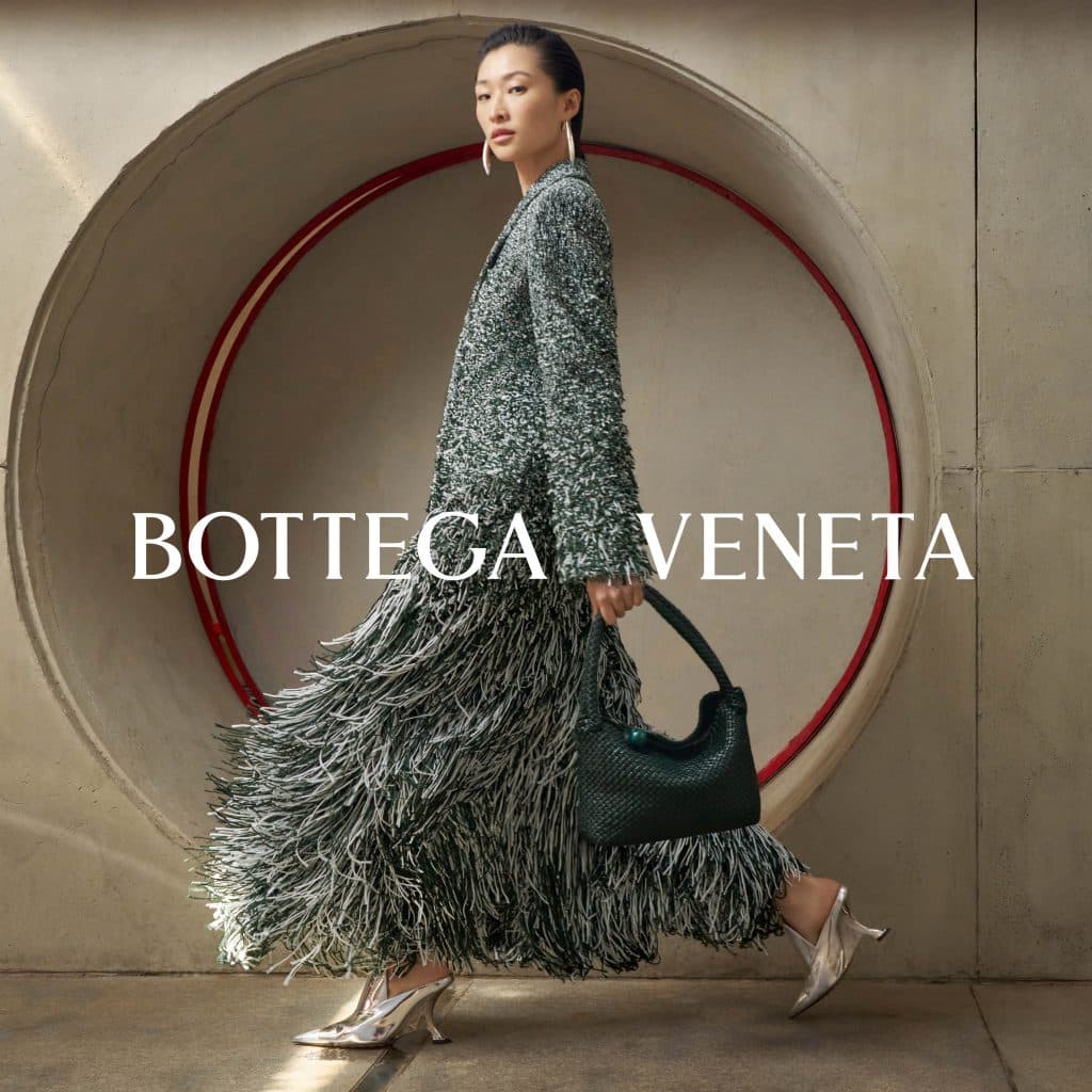 Người mẫu diện trang phục Bottega Veneta mùa đông với chiếc túi xách kiểu dáng độc đáo