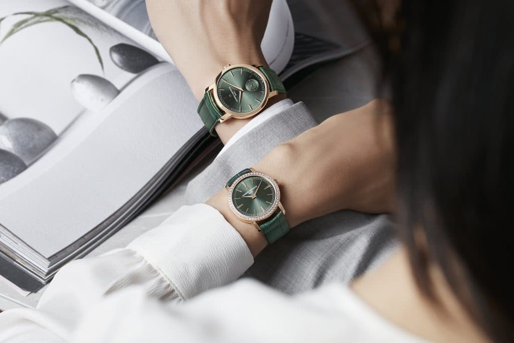 Hai chiếc đồng hồ Vacheron Constantin Traditionnelle mặt xanh trên cổ tay người phụ nữ