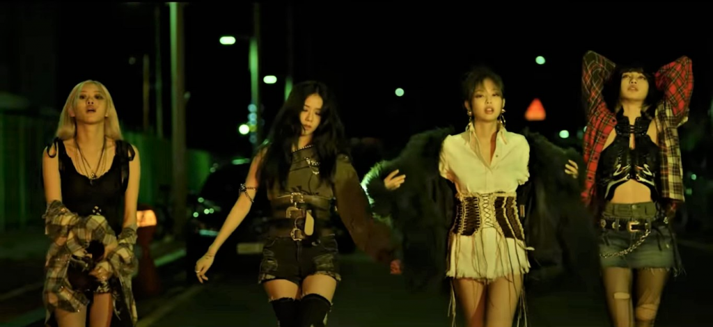 Bốn cô gái mặc trang phục cá tính sải bước trên đường phố về đêm