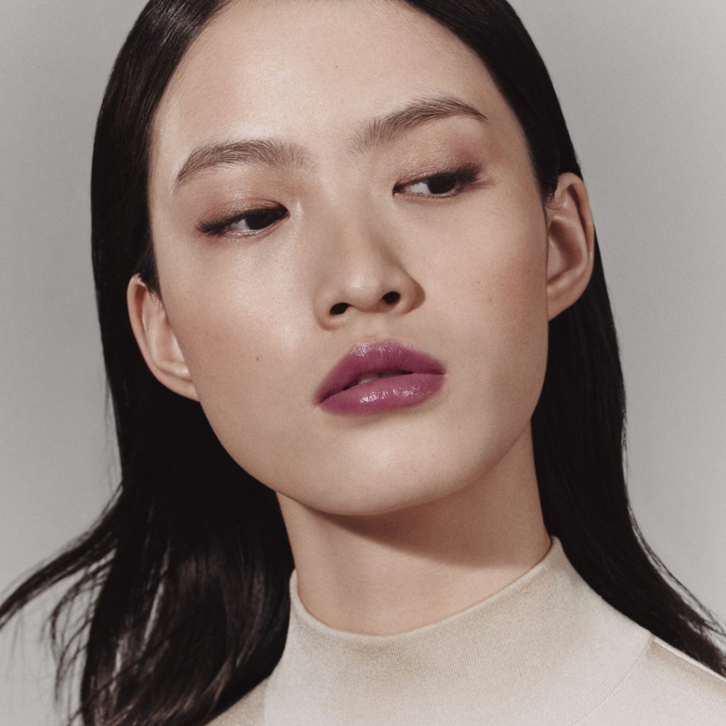 Người mẫu với lớp trang điểm mắt và son môi màu tím đậm nổi bật