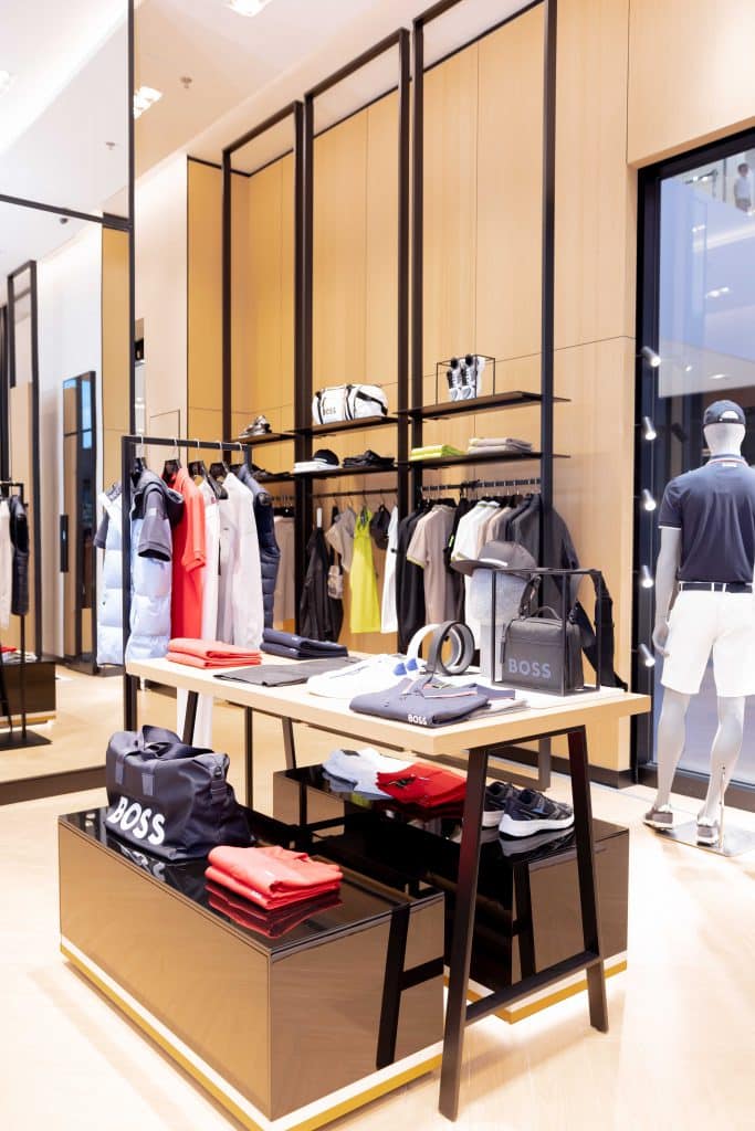 Quầy trưng bày quần áo và phụ kiện thời trang BOSS trong cửa hàng sang trọng