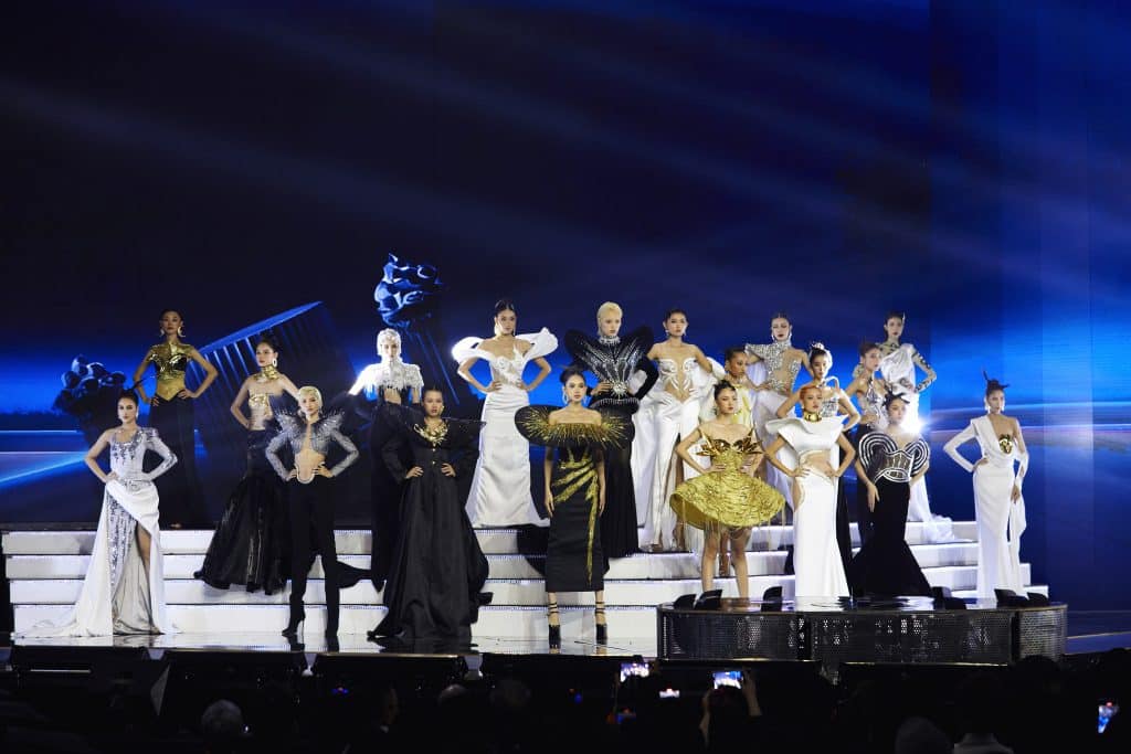 Người mẫu trình diễn bộ sưu tập thời trang trên sân khấu đêm chung kết The New Mentor 2023