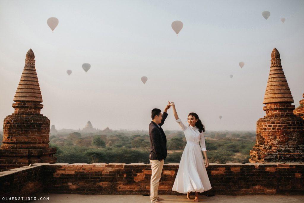 Cặp đôi hạnh phúc tay trong tay trên nền những ngôi chùa cổ và bóng bay tại Bagan