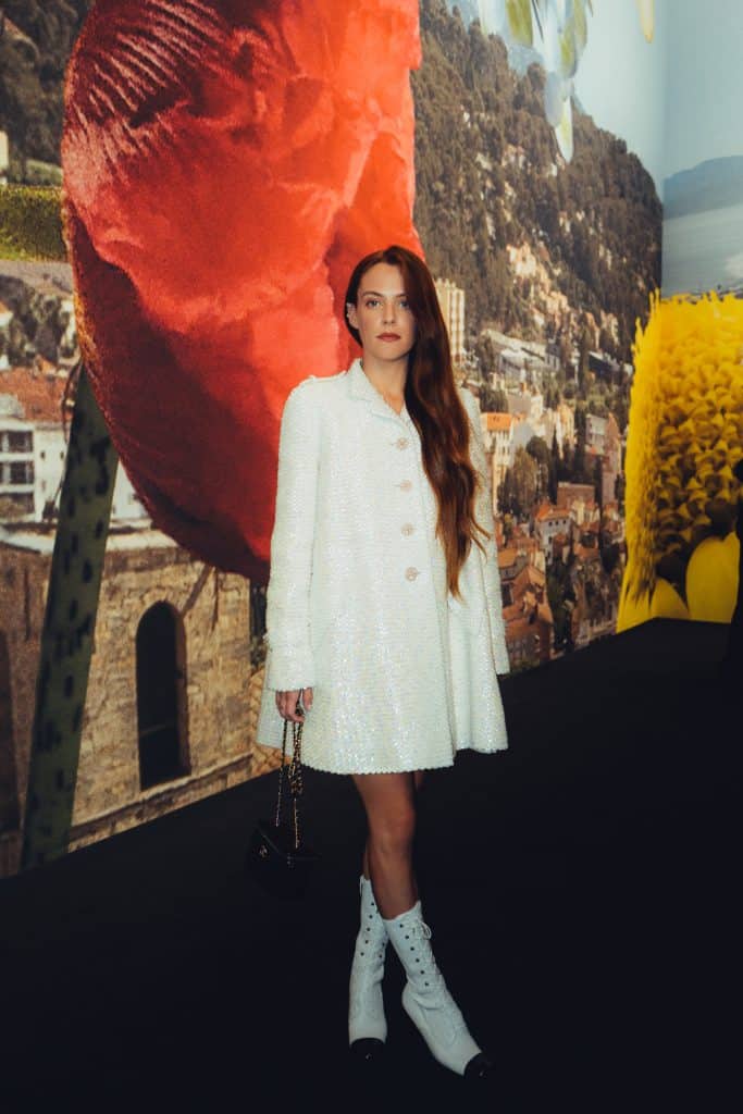 Riley Keough diện áo khoác trắng tinh tế quảng bá cho thương hiệu CHANEL