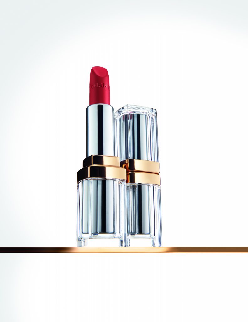 Son môi đỏ nổi bật trên nền trắng với thiết kế sang trọng tinh tế