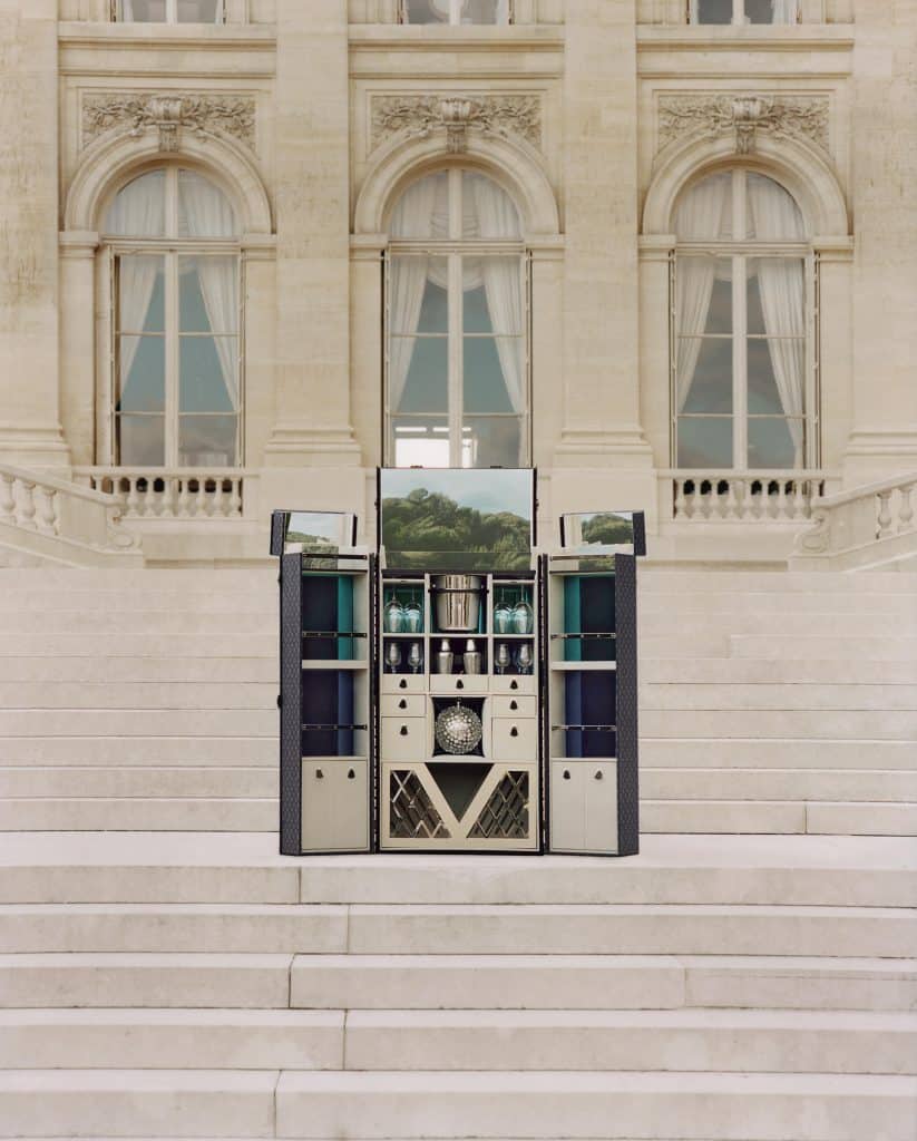 Tủ đựng rượu Louis Vuitton đặt giữa cầu thang trước tòa nhà cổ kính