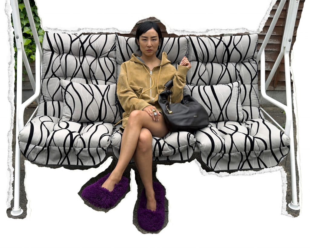 Người mẫu ngồi trên ghế xích đu với trang phục và phụ kiện từ bộ sưu tập LOEWE