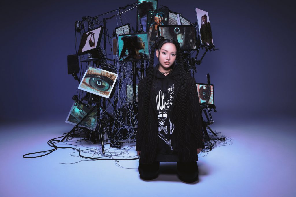 Bella Poarch tạo dáng trước dàn màn hình và hệ thống dây cáp phức tạp