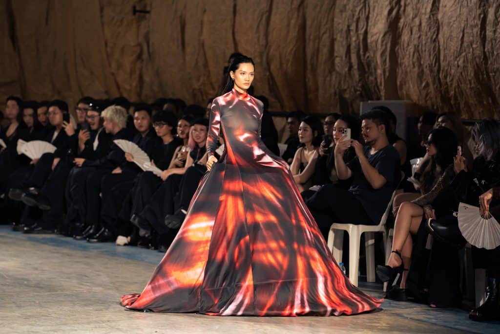 Người mẫu trình diễn váy dài thướt tha với họa tiết lửa rực rỡ trên sàn catwalk