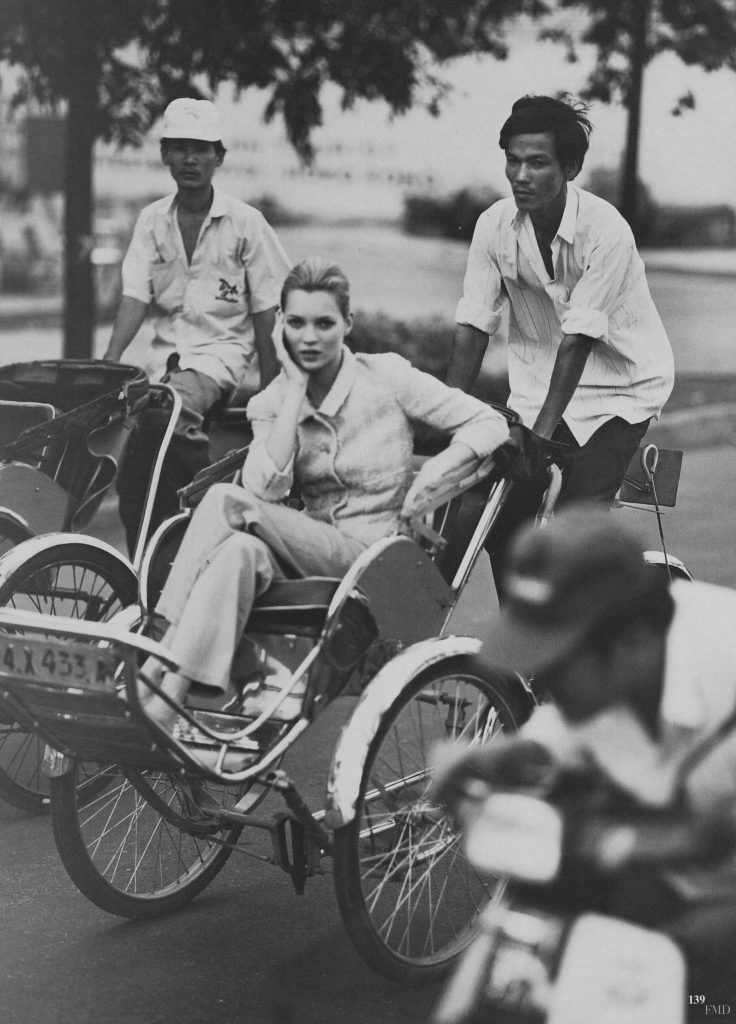 Kate Moss ngồi xích lô ở Việt Nam trong ảnh trắng đen