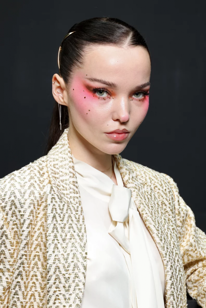 Người mẫu trang điểm nổi bật với áo khoác họa tiết vàng trắng