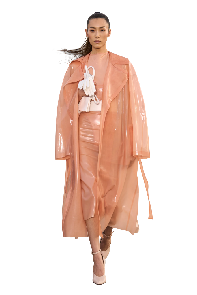 Người mẫu trình diễn trang phục màu cam đào trong bộ sưu tập thời trang xuân hè