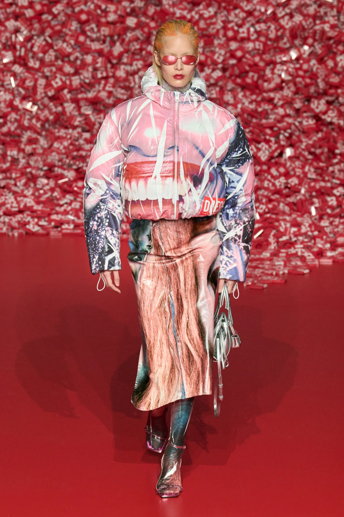 Người mẫu trình diễn trang phục thiết kế độc đáo trên sàn diễn đỏ rực