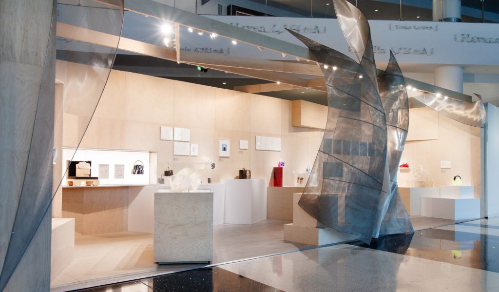 Gian hàng Louis Vuitton trưng bày túi xách và tác phẩm nghệ thuật điêu khắc tại hội chợ Basel Miami Beach