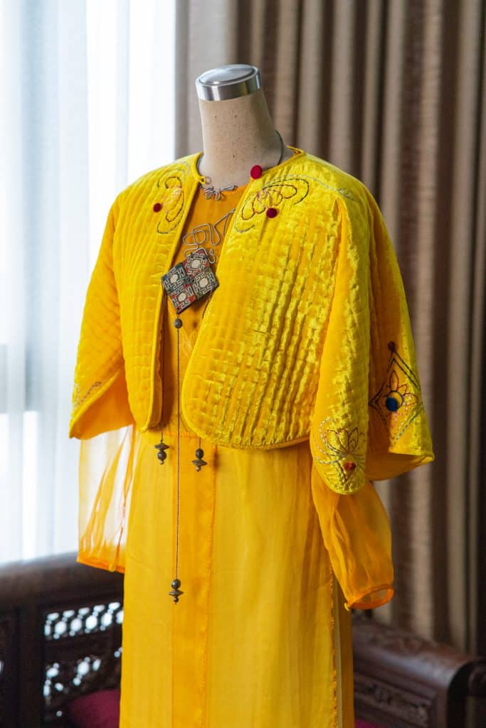 Áo dài vàng chần bông truyền thống Hà Nội được trưng bày trên manơcanh