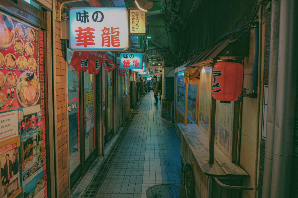 Hẻm nhỏ tại Sapporo với các quán ăn ramen và biển hiệu đèn neon rực rỡ