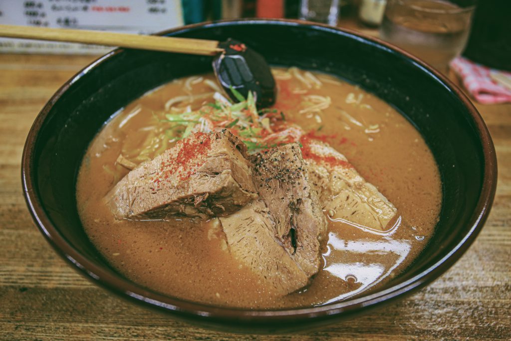 Bát mì ramen nóng hổi với thịt xá xíu và hành lá tươi ngon