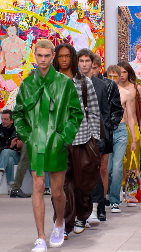 Người mẫu nam trình diễn trang phục mới nhất của LOEWE trong buổi giới thiệu bộ sưu tập Thu/Đông 2024