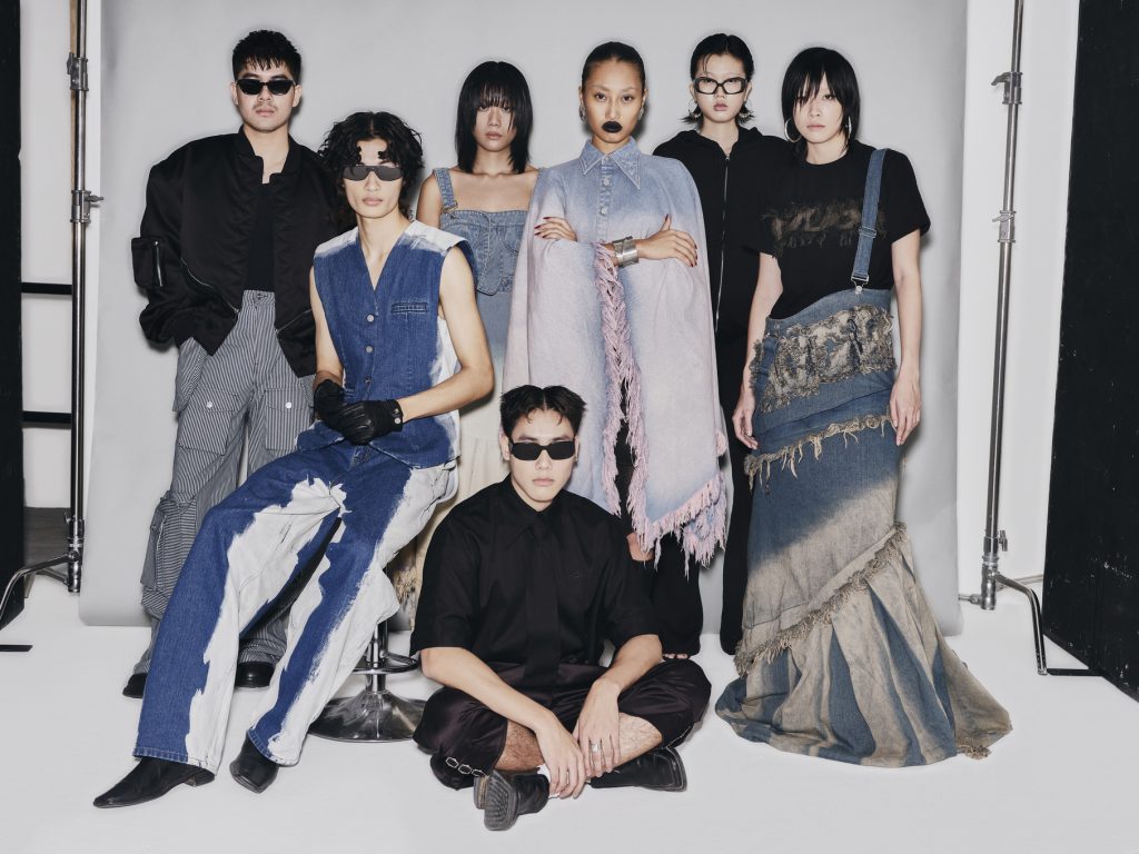 Nhóm người mẫu trẻ trung trình diễn trang phục denim độc đáo trong studio