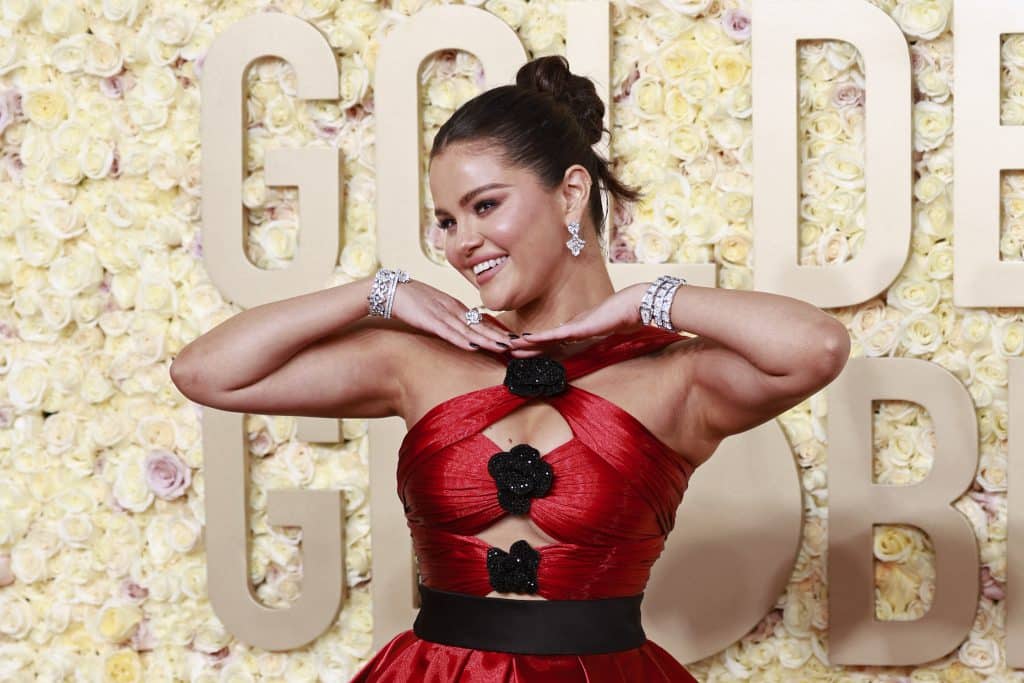 Selena Gomez rạng rỡ với trang phục đỏ và trang sức BVLGARI tại Quả Cầu Vàng