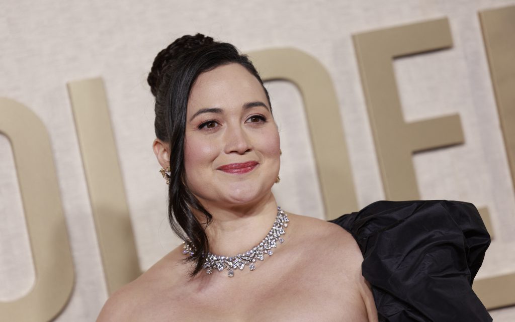 Nữ diễn viên mặc váy đen trang nhã đeo trang sức lấp lánh trên thảm đỏ