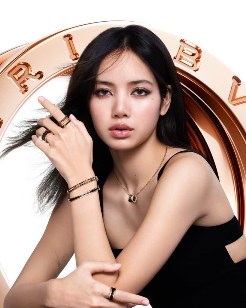 LISA đeo trang sức BVLGARI B.Zero1 nhìn thẳng vào camera với biểu cảm cuốn hút