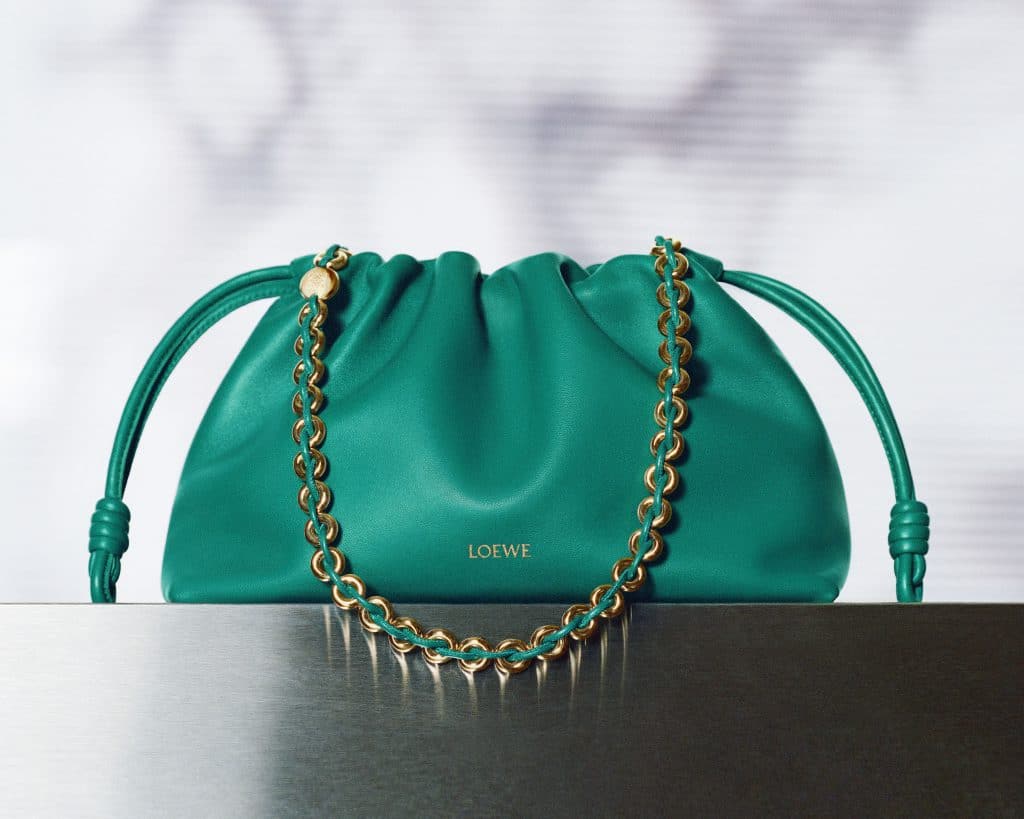 Túi xách Flamenco màu xanh ngọc bích của LOEWE với dây xích vàng nổi bật