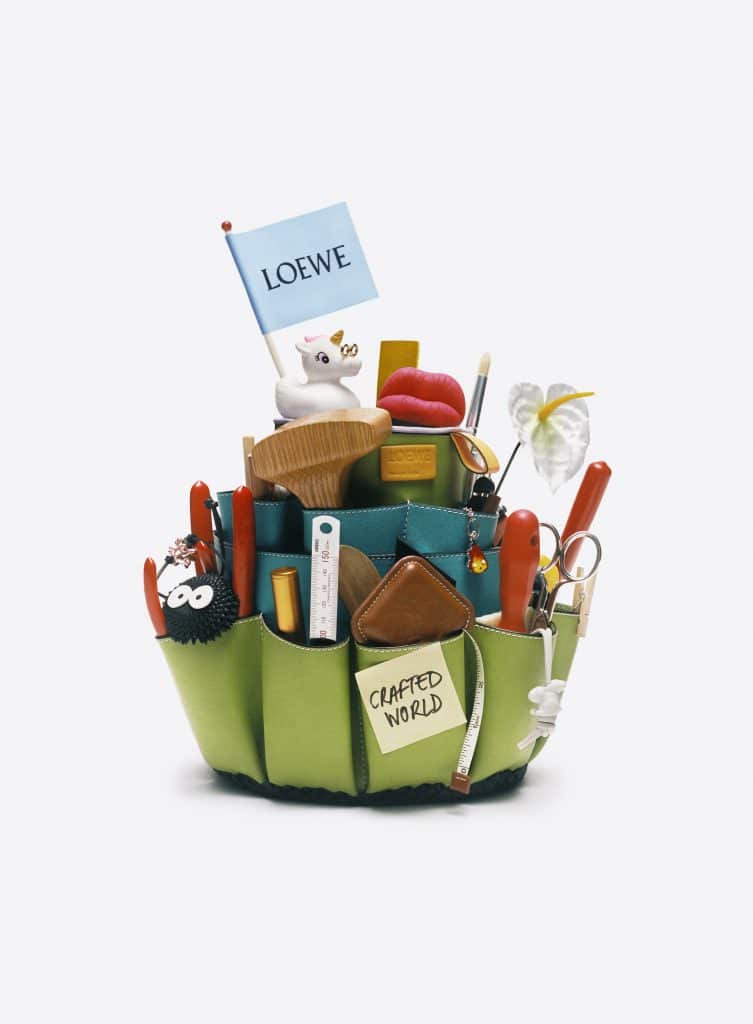 Một mô hình xanh lá cây chứa đồ dùng thủ công và biểu tượng LOEWE trắng