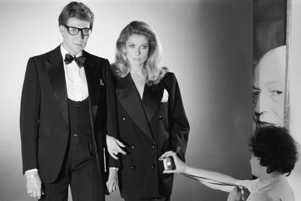 Yves Saint Laurent và Catherine Deneuve diện trang phục tuxedo thanh lịch trong buổi chụp hình thời trang