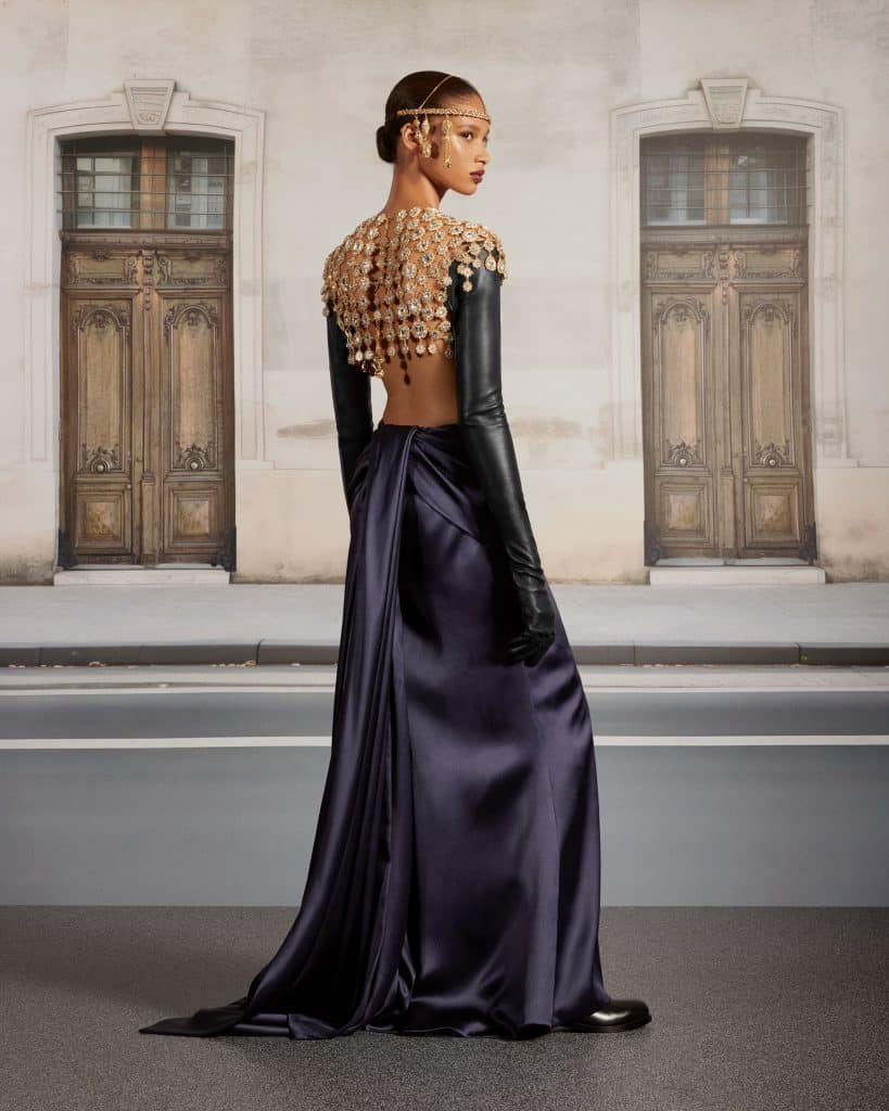 Người mẫu diện váy dạ hội lộng lẫy với phần lưng trần và chi tiết đính đá cầu kỳ